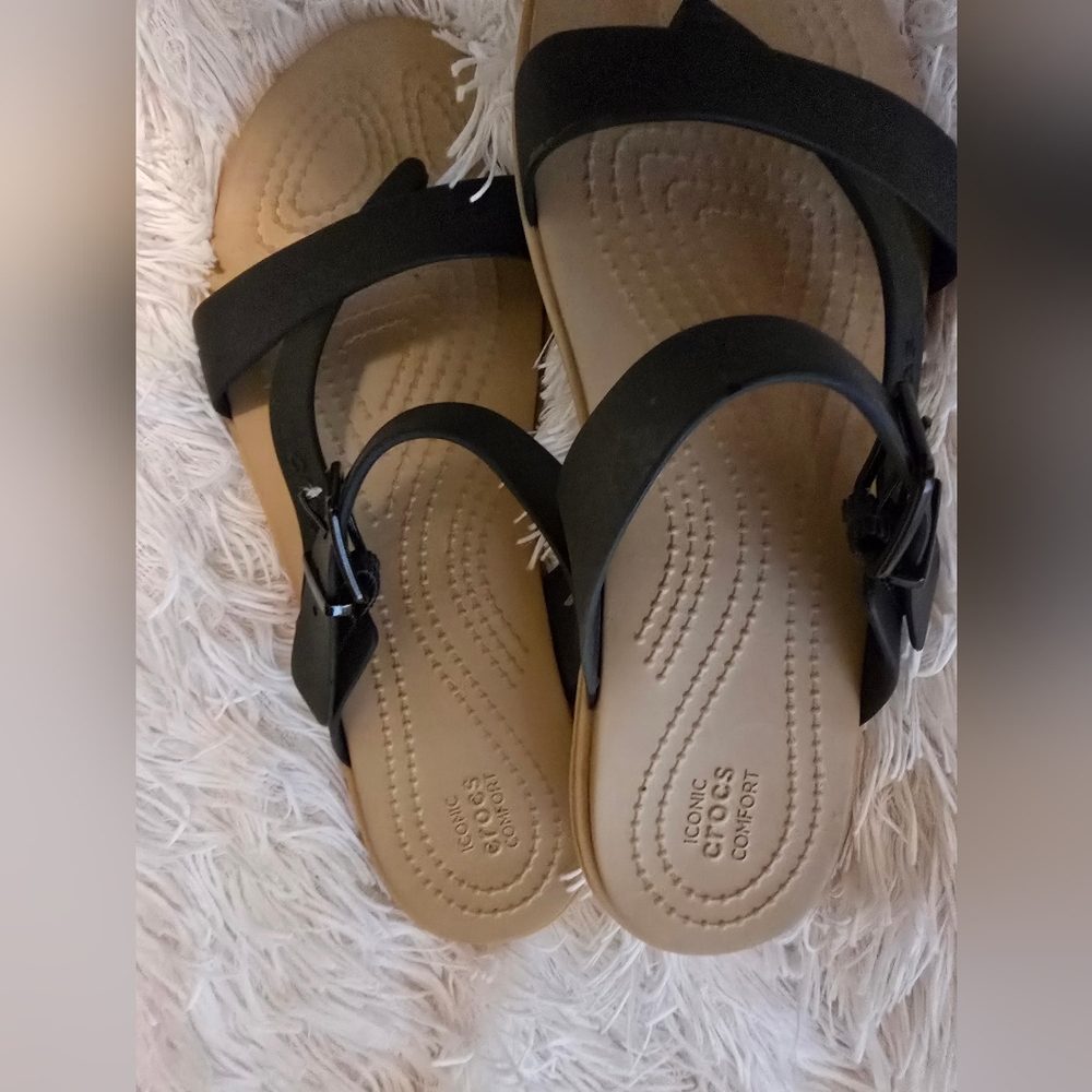 CROCS Telum Sandal Black Sz 7 EUC
